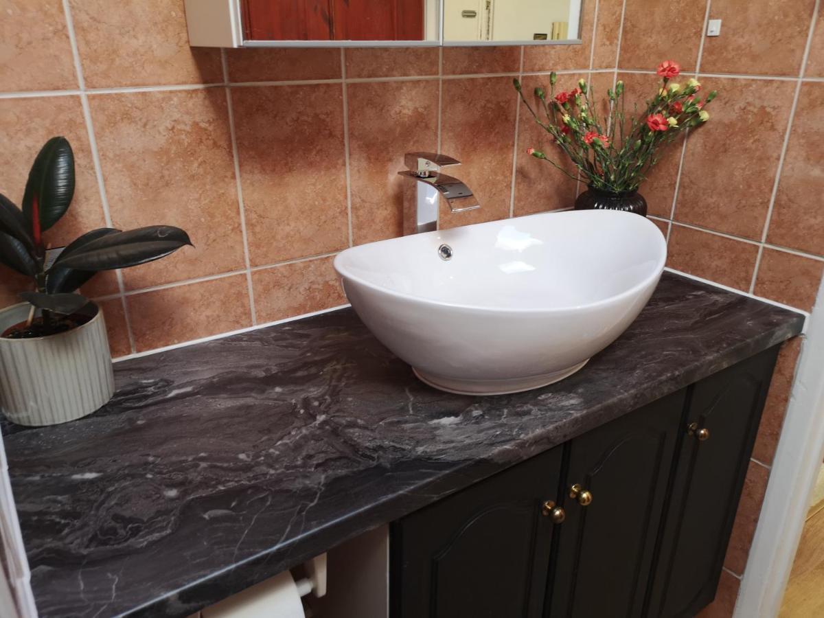 2 Bed Flat, Bounds Green, Piccadilly Line, London N11 Luaran gambar